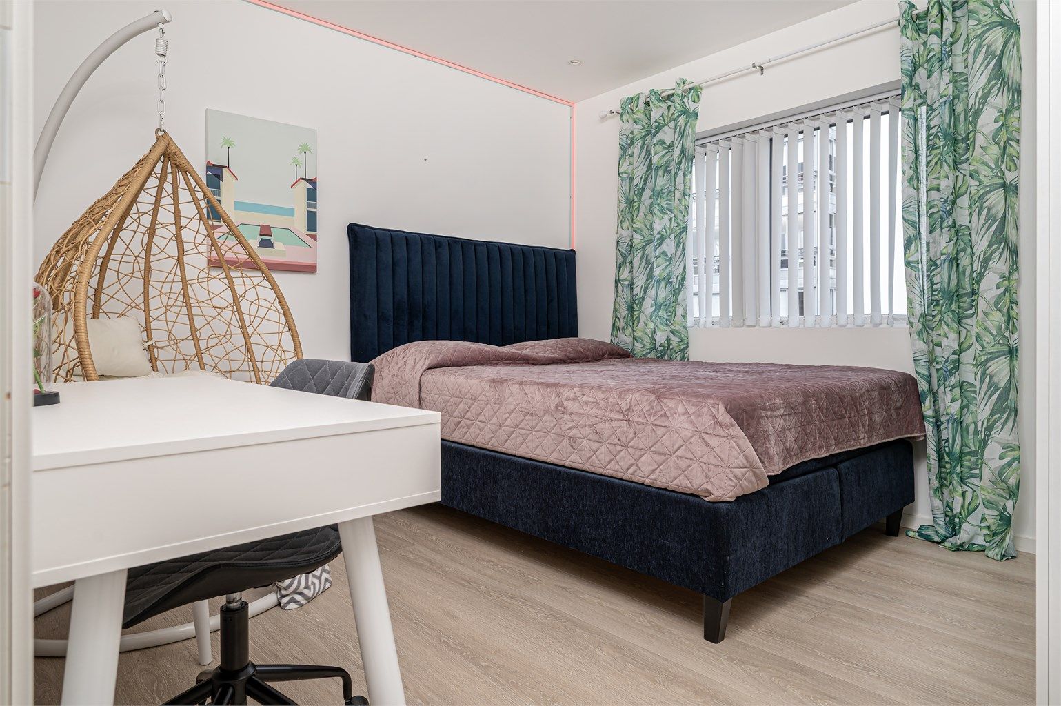 Det andre soverommet er også romslig, og egner seg godt som barnerom, gjesterom eller kontor.