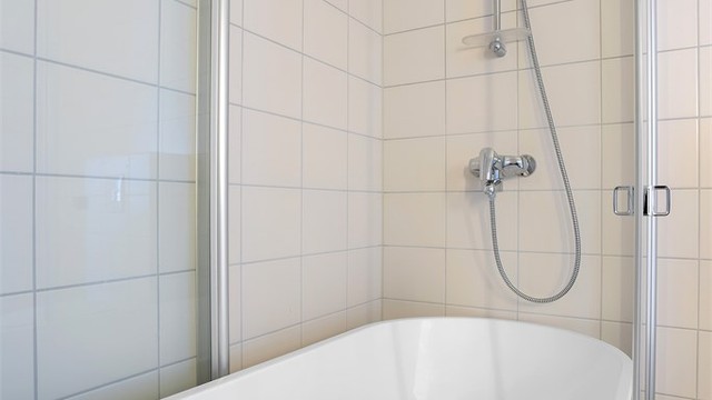 Badekar med dusjløsning.