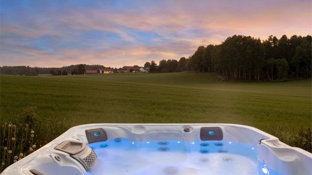 Utsikt fra terrassen mot det åpne kulturlandskapet. Jacuzzi medfølger salget.