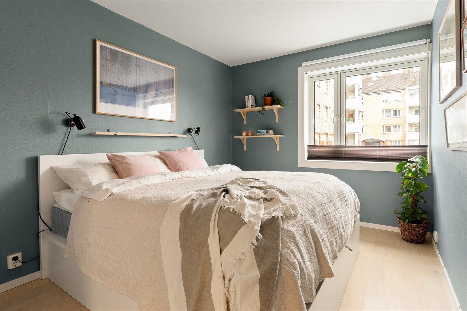 Hovedsoverommet er av god størrelse og kan enkelt innredes med både dobbeltseng og tilhørende nattbord. 