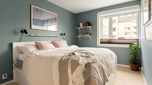 Hovedsoverommet er av god størrelse og kan enkelt innredes med både dobbeltseng og tilhørende nattbord.