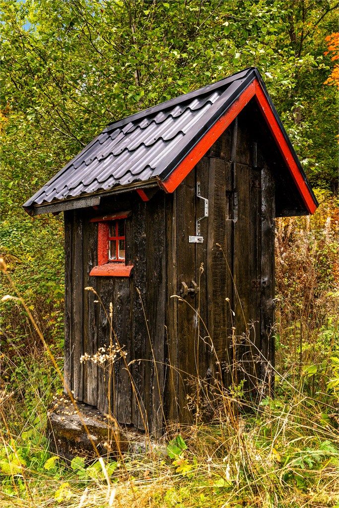 Det er gravd ned en septiktank under den gamle utedoen. 