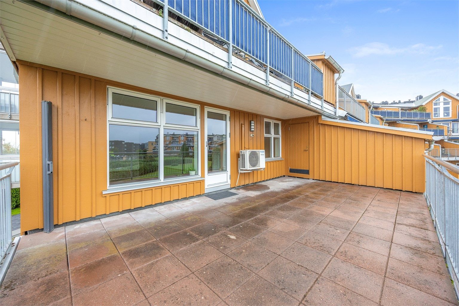 Romslig hjørneleilighet med heisadkomst og to store uteplasser.