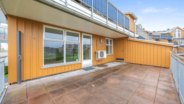 Romslig hjørneleilighet med heisadkomst og to store uteplasser.