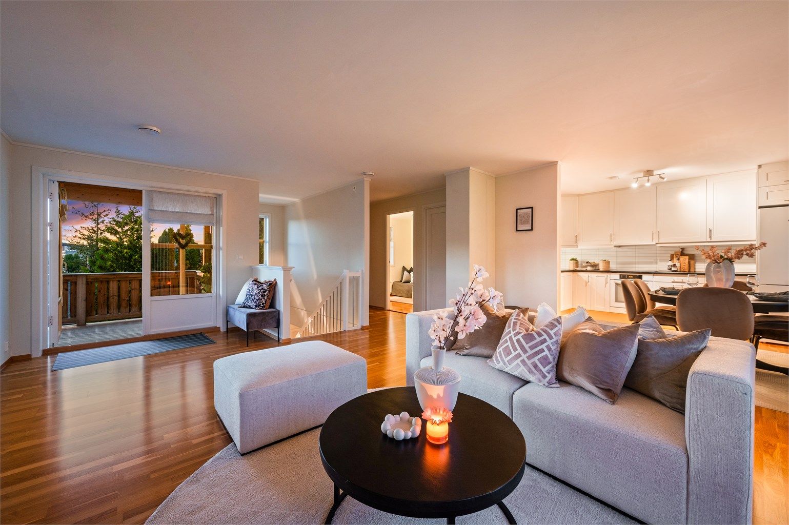 2. etasje kan by på et hyggelig kjøkken i åpen løsning mot et herlig entertainment- og samlingshjørne