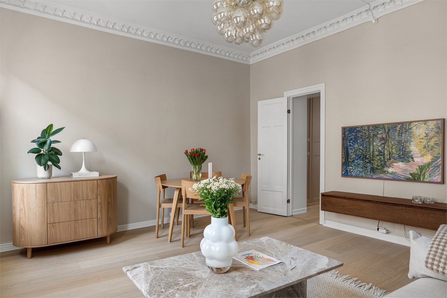 Det er godt med plass i stuen til en trivelig spisegruppe som danner et naturlig samlingspunkt, både i hverdagen og med gjester. 