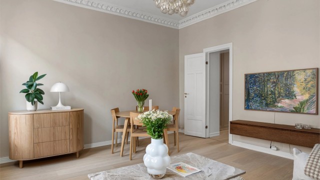 Det er godt med plass i stuen til en trivelig spisegruppe som danner et naturlig samlingspunkt, både i hverdagen og med gjester.