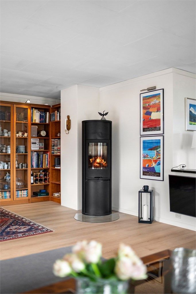 I stuen finner du en koselig peis som gir både varme og hygge