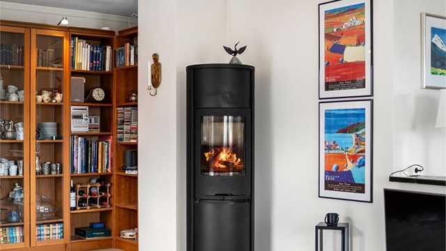 I stuen finner du en koselig peis som gir både varme og hygge