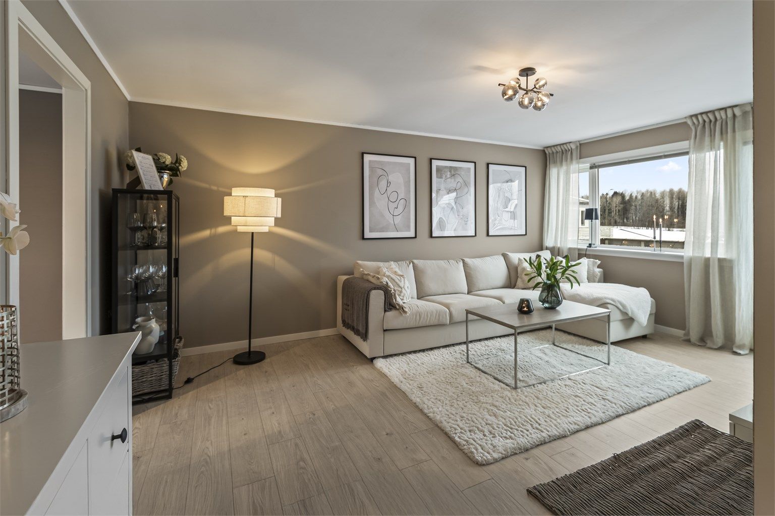 I stuen har man god plass til både salong og spisestue, eller man kan ha spisestuen på kjøkkenet og desto større salong i stuen