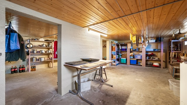 Kjelleren har betonggulv og rikelig med lagringsplass.