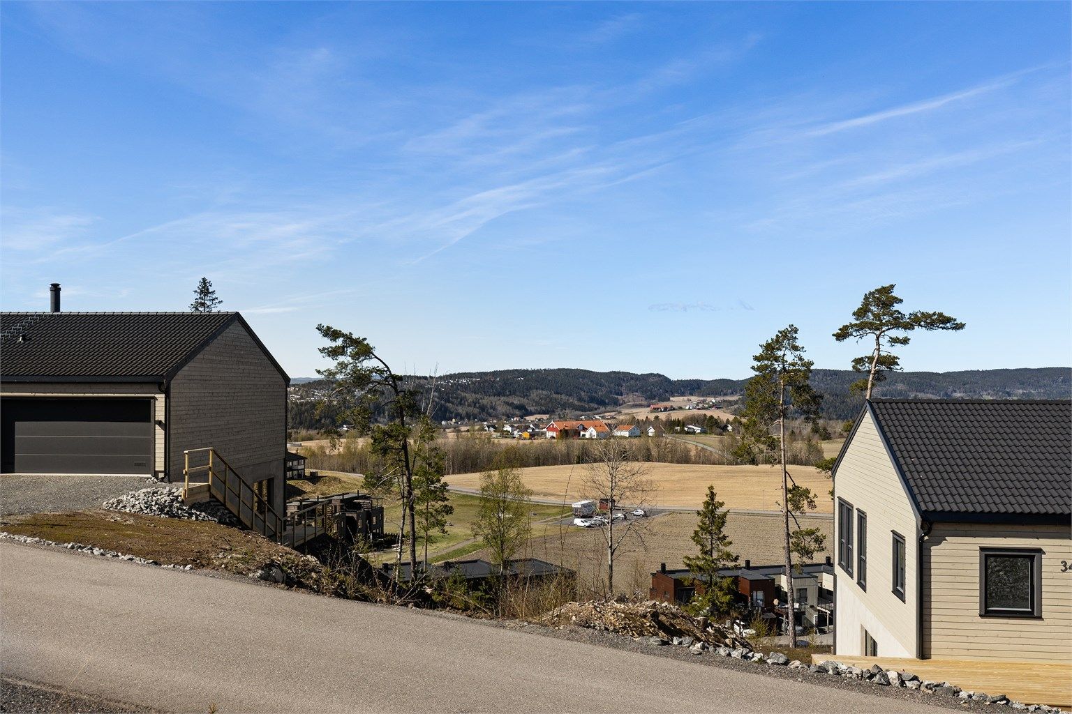 Fra eiendommen er det kort vei til marka, med turstier og skiløyper rett utenfor døren.