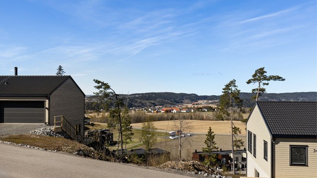 Fra eiendommen er det kort vei til marka, med turstier og skiløyper rett utenfor døren.
