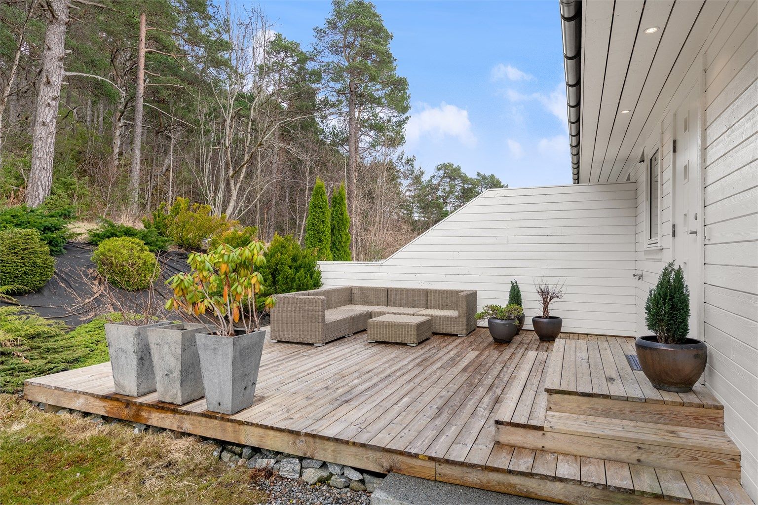I tillegg til balkongen har leiligheten en stor, nordøstvendt terrasse på 29 m² ved inngangspartiet.