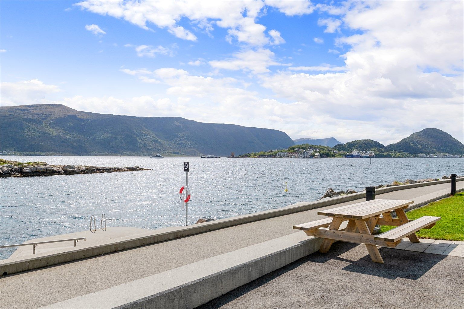 Flotte fellesarealer og gangsti langs sjøen med bade og fiskemuligheter