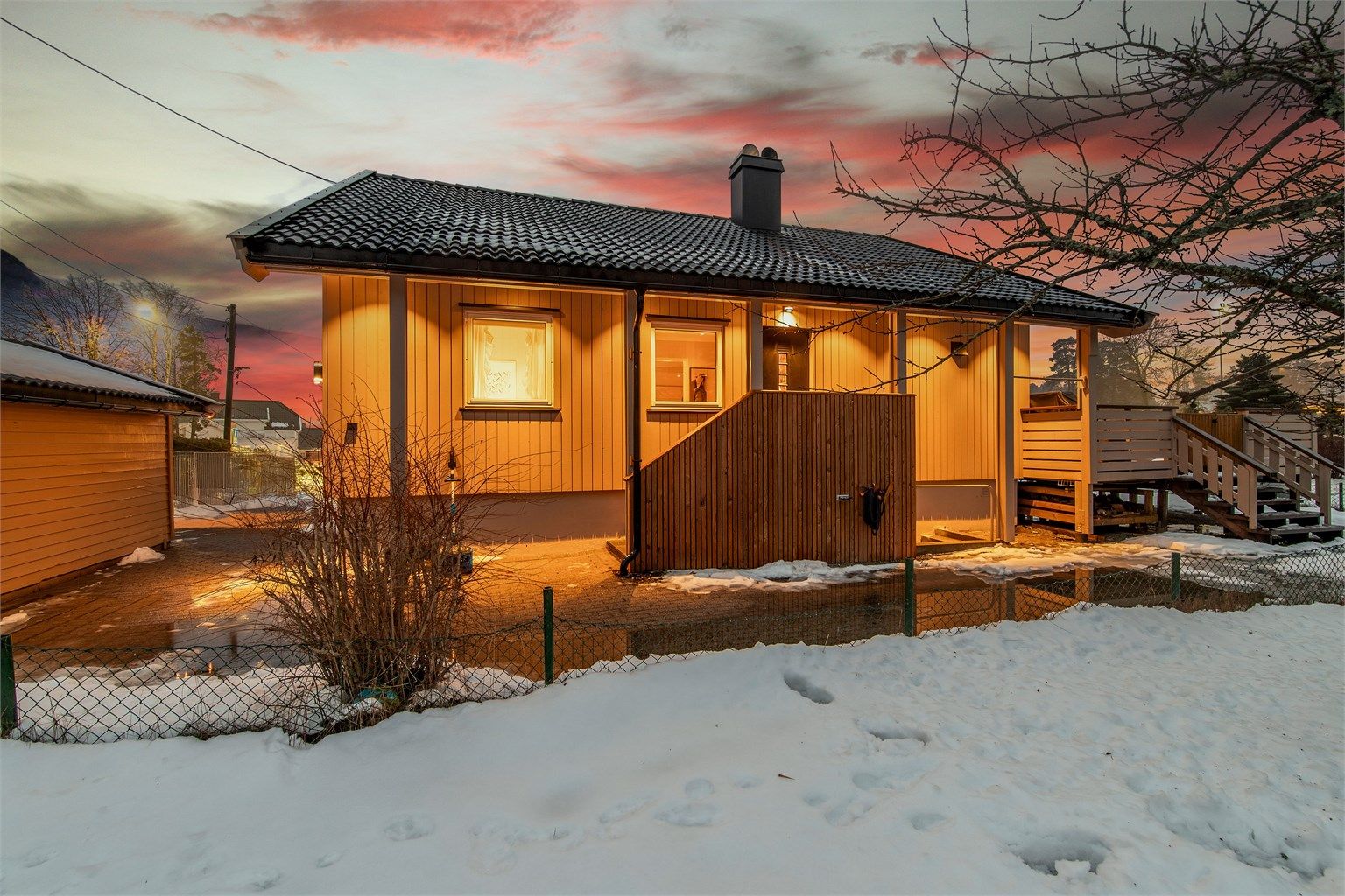 Selger opplyser at store deler av det elektriske er trukket nytt, og at innmat i sikringsskapet er byttet siden 2022. Det er montert nye utelys rundt hele huset.