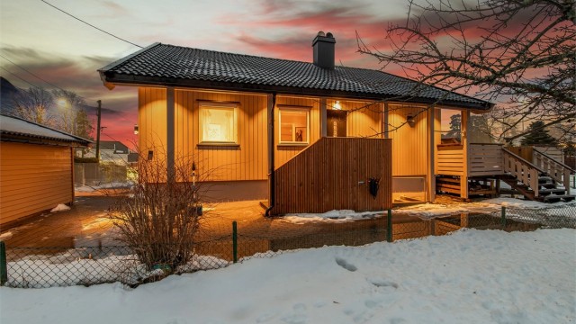 Selger opplyser at store deler av det elektriske er trukket nytt, og at innmat i sikringsskapet er byttet siden 2022. Det er montert nye utelys rundt hele huset.