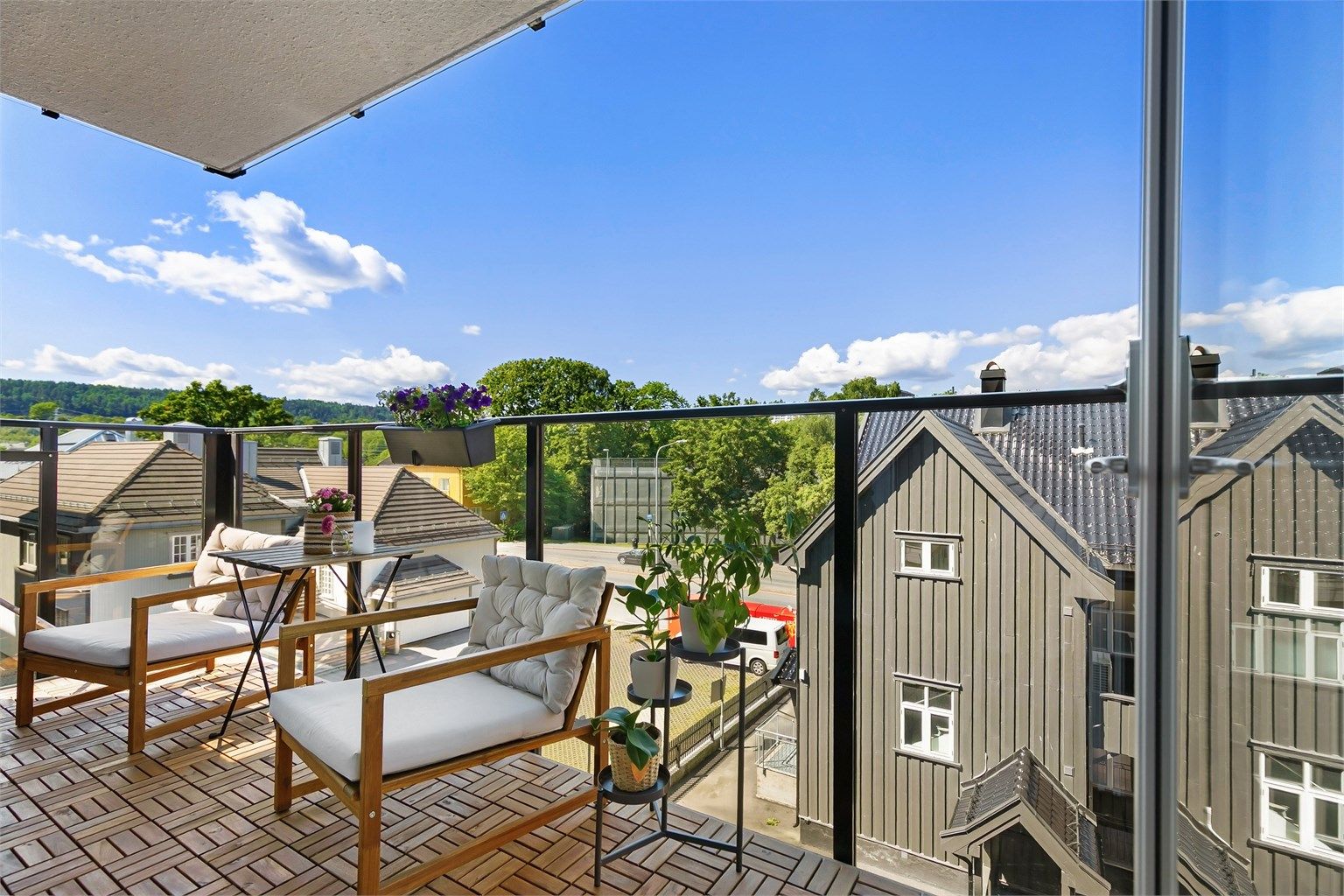 Fra stuen er det utgang til en balkong på 9 m² med plass til sittegruppe.
Foto: [Fotograf eller fotofirma]