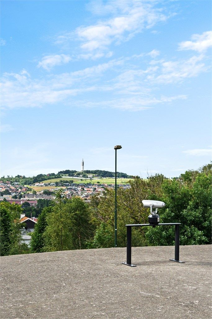 Boligen har en fin beliggenhet på Våland, like ved Stavanger Universitetssykehus ( SUS ) og Universitet i Stavanger ( UIS) . 