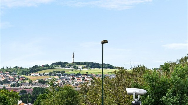 Boligen har en fin beliggenhet på Våland, like ved Stavanger Universitetssykehus ( SUS ) og Universitet i Stavanger ( UIS) .