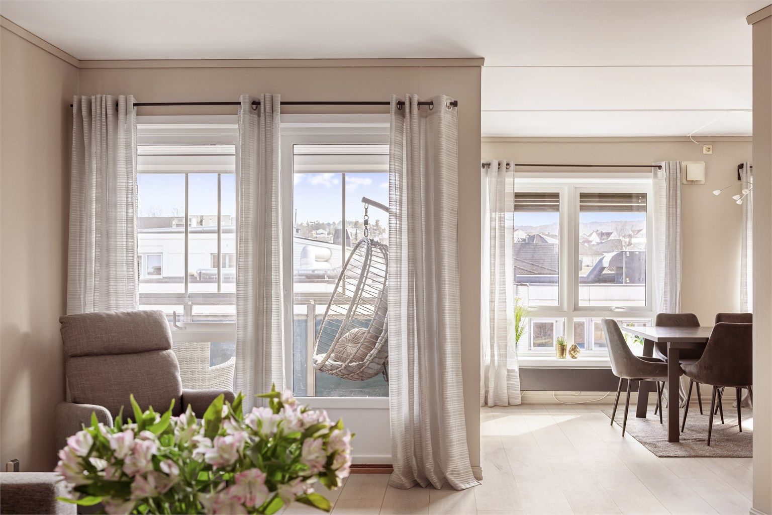 Fra stuen er det direkte utgang til den romslige balkongen, som binder inne- og uterommet godt sammen.