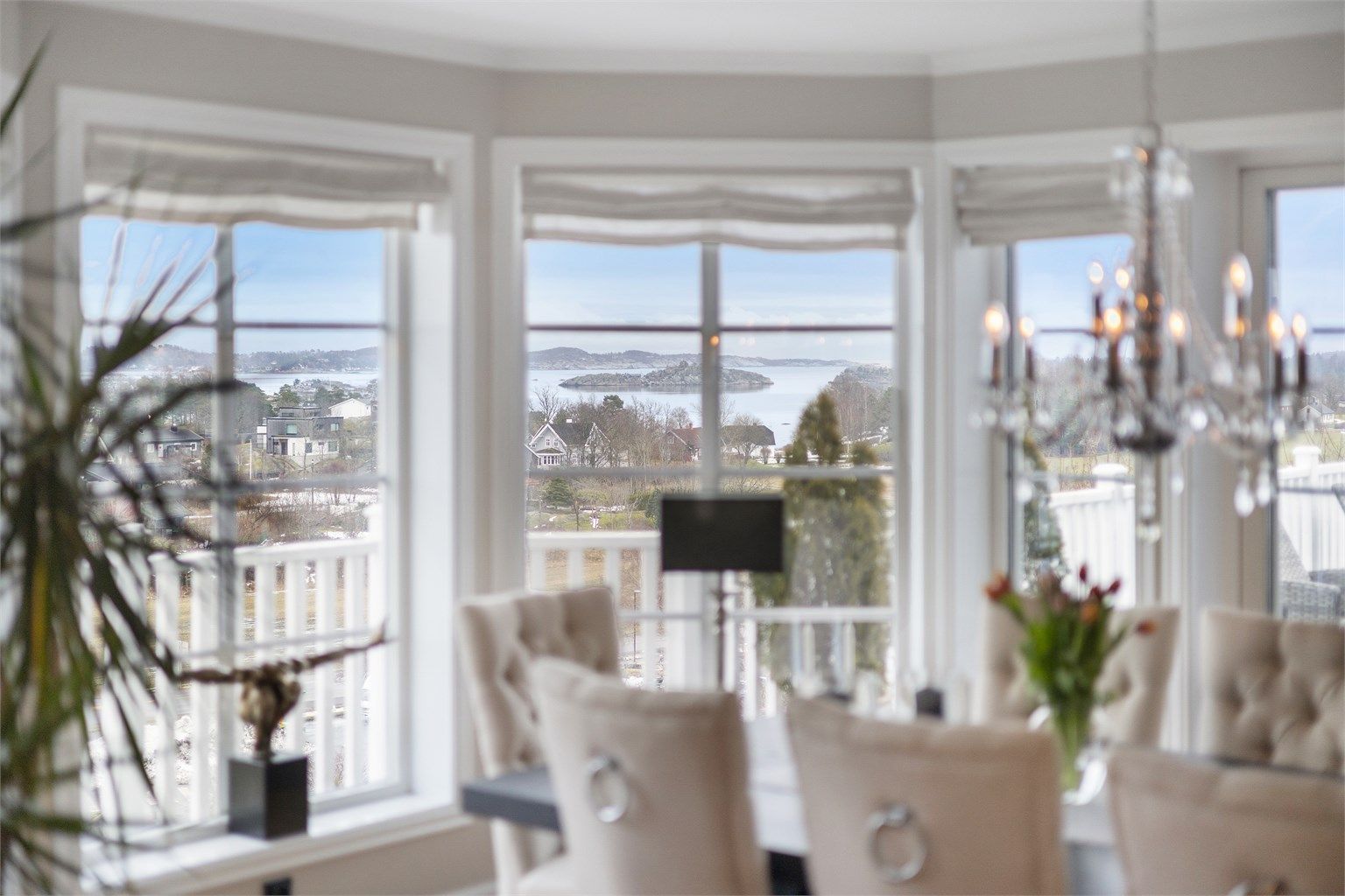 Spisestuen har flott utsikt og utgang til terrassen