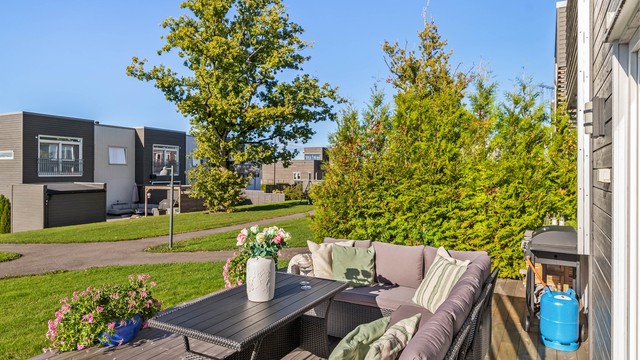Beplantningen sørger for en fin avskjerming på terrassen.