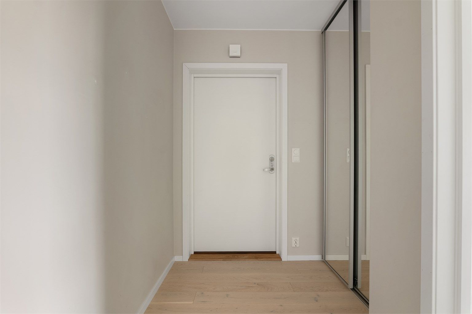 I entreens skyvedørsgarderobe kan yttertøyet oppbevares lett tilgjengelig.