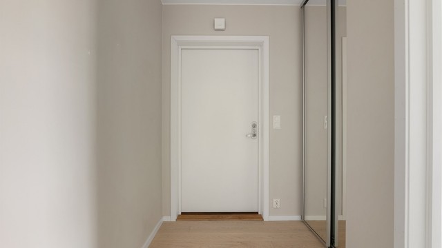 I entreens skyvedørsgarderobe kan yttertøyet oppbevares lett tilgjengelig.