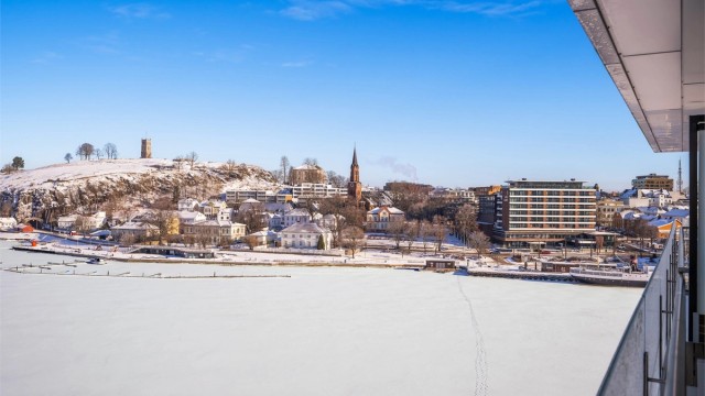 Den høye beliggenheten gir en imponerende utsikt fra både rommene og balkongen – enten det er det åpne sjølandskapet, Tønsberg by med bryggene og båthavnen, eller Slottsfjellet som danner kulisse.