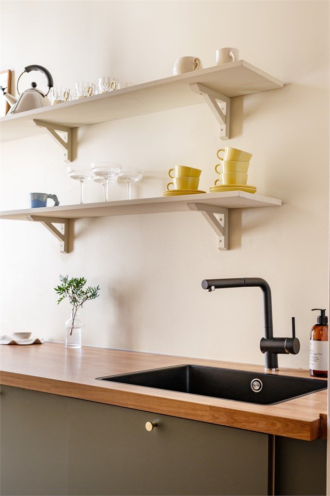 Åpne hyller gir en personlig touch og praktisk oppbevaring for dine favoritter.