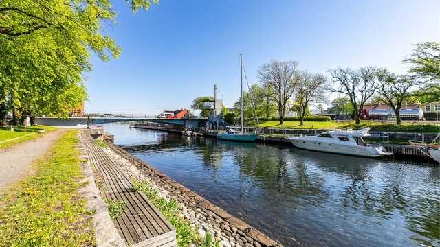 Alt i byen er innenfor gangavstand. Togstasjonen ligger like over Kanalbroen. Togreisen Moss-Oslo tar kun 30 minutter.