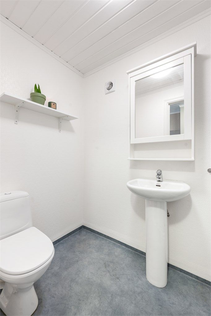 Badet i kjelleren har gulvbelegg og gulvvarme.