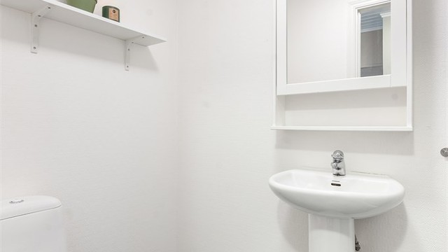 Badet i kjelleren har gulvbelegg og gulvvarme.