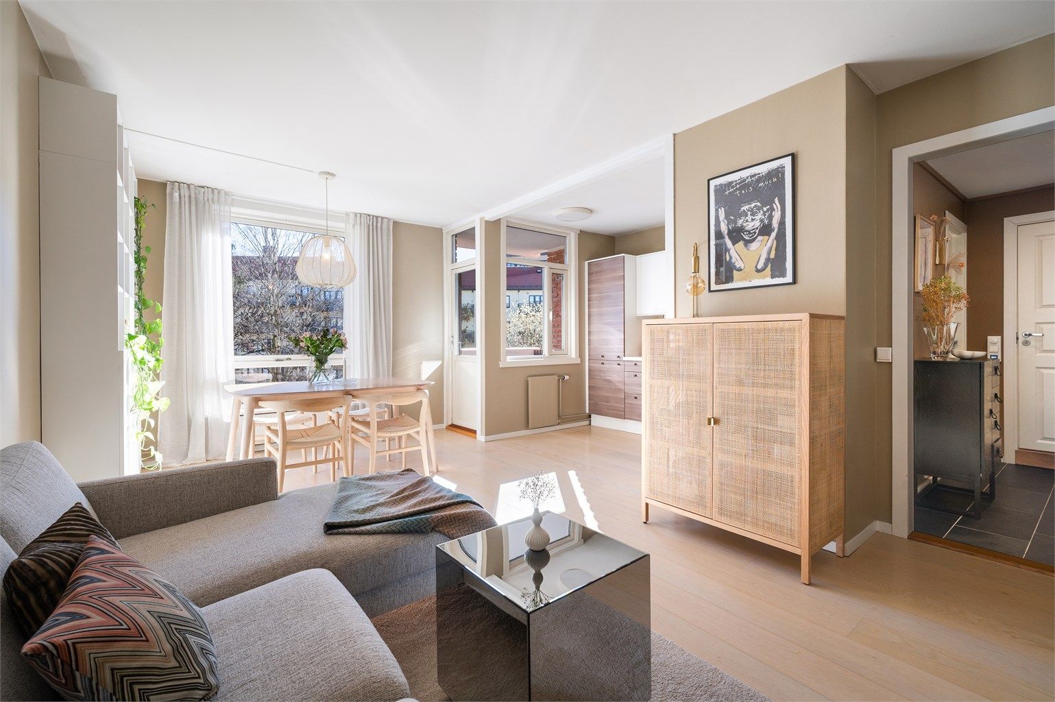 Denne flotte 3-roms leiligheten har en god planløsning med en stor stue i åpen løsning til kjøkkenet, fint baderom og et romslig soverom.