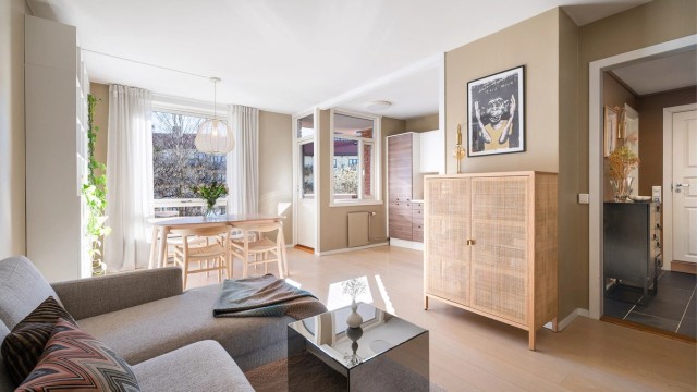 Denne flotte 3-roms leiligheten har en god planløsning med en stor stue i åpen løsning til kjøkkenet, fint baderom og et romslig soverom.