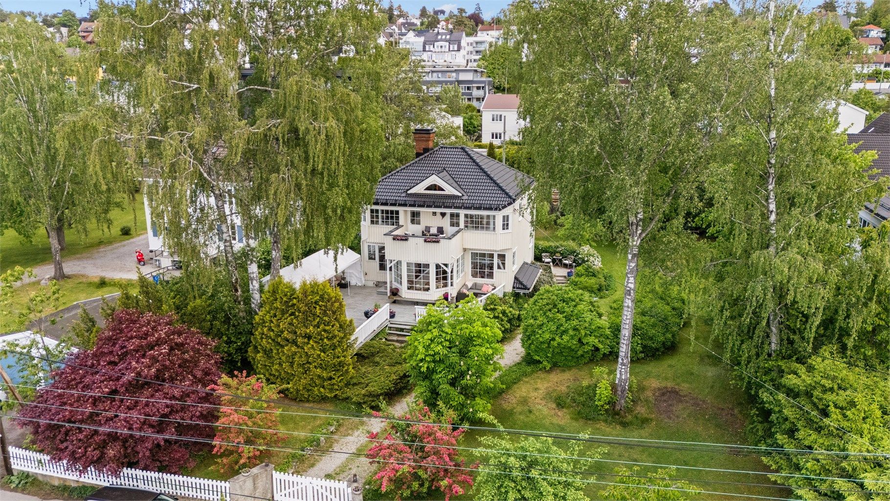 Velkommen til Holtveien 18 - Solrik villaeiendom nær Holtet med stor tomt på over 1,5 mål