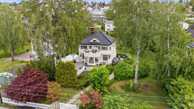 Velkommen til Holtveien 18 - Solrik villaeiendom nær Holtet med stor tomt på over 1,5 mål