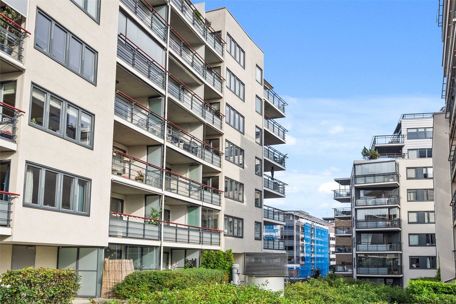 Bygget har en moderne arkitektur med fasader i teglstein og pussede flater.