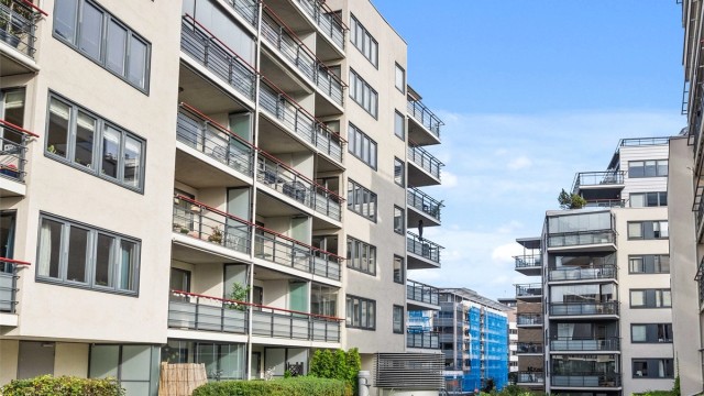 Bygget har en moderne arkitektur med fasader i teglstein og pussede flater.