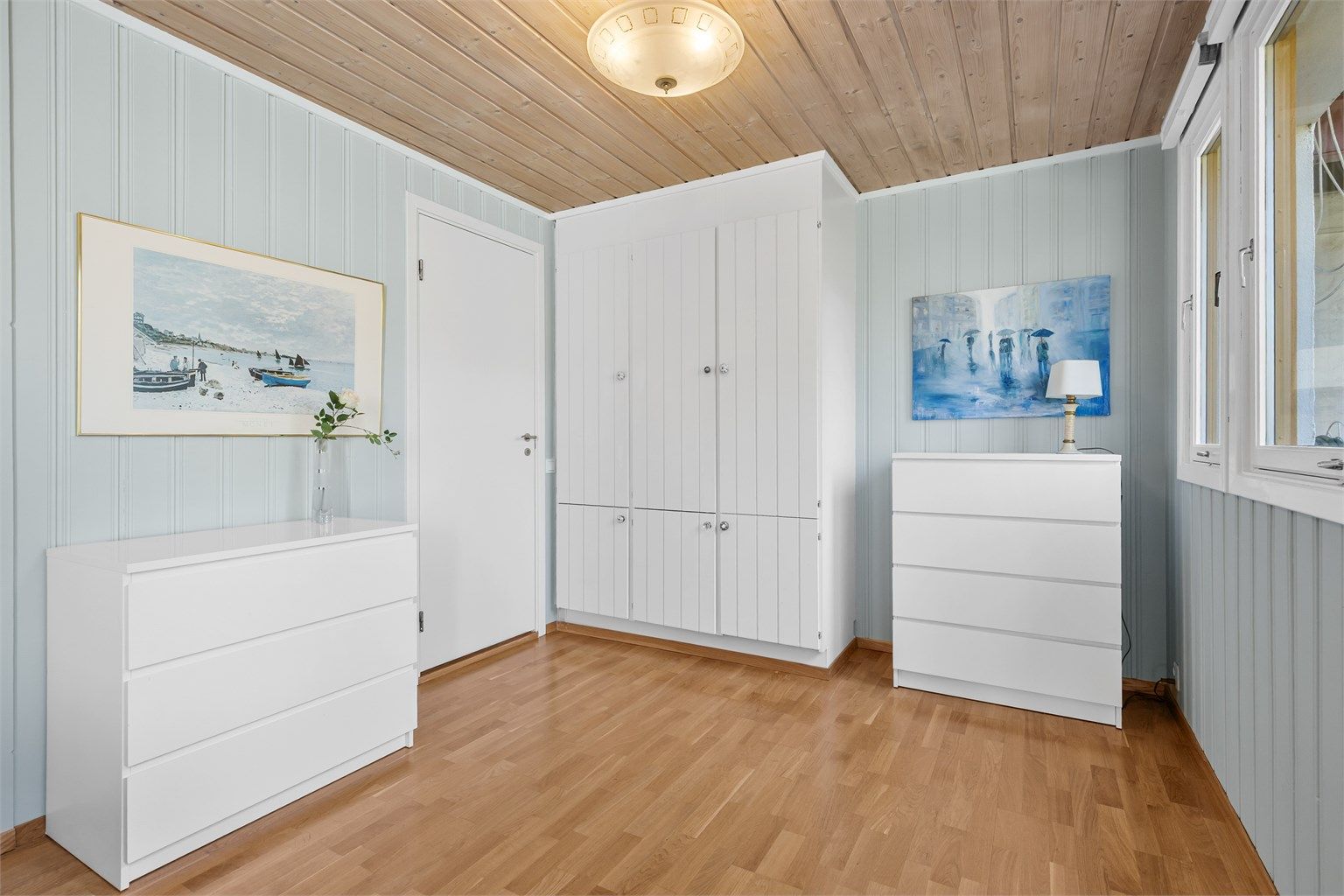 I underetasjen er det ett stort soverom med god plass til stor seng og garderobeskap.