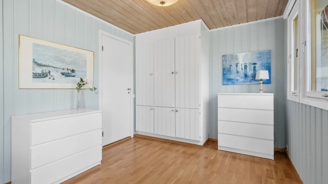 I underetasjen er det ett stort soverom med god plass til stor seng og garderobeskap.