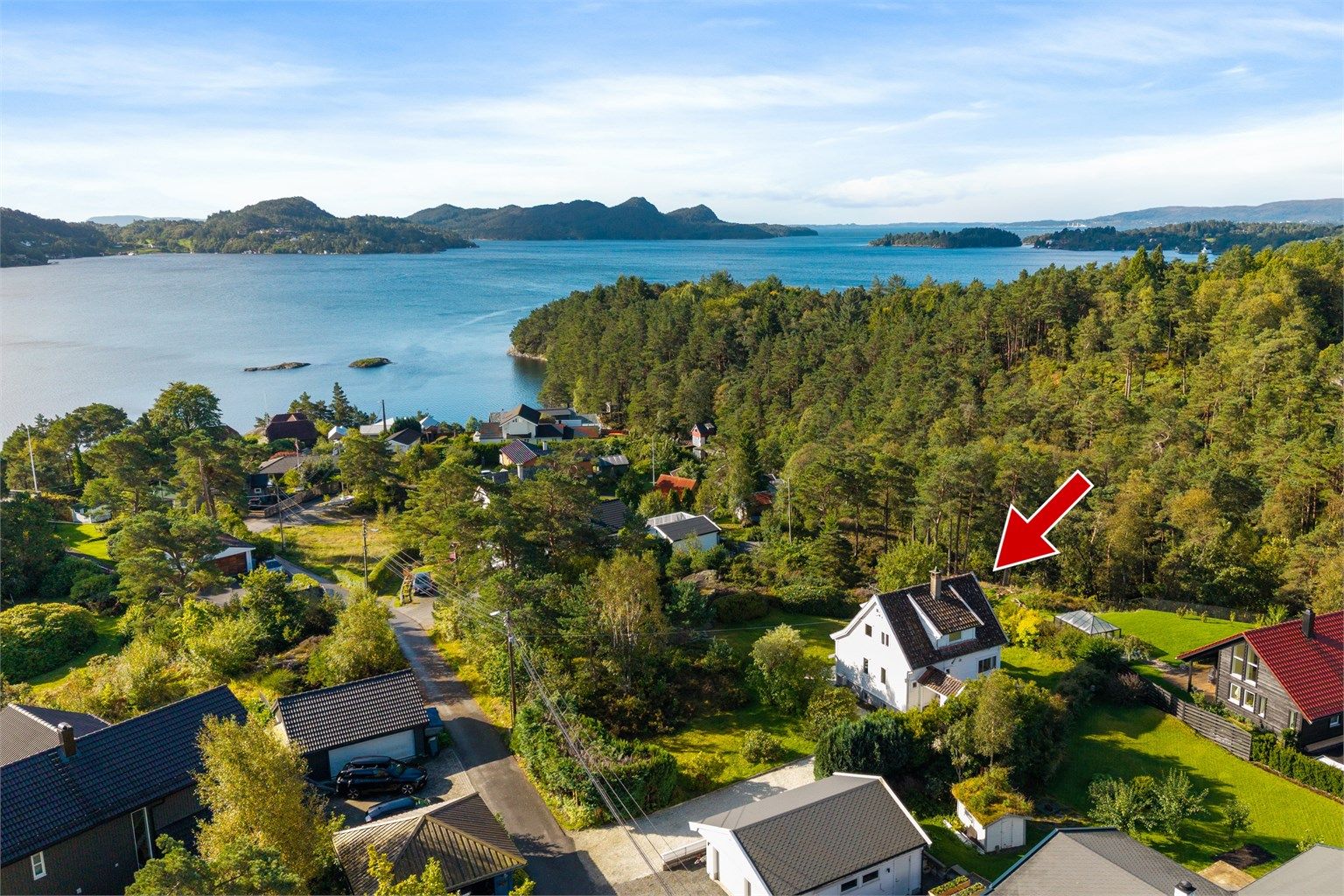 Sjarmerende enebolig med sjøutsikt, solrike og usjenerte uteområder og en nydelig hage. 