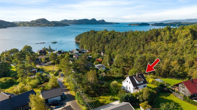 Sjarmerende enebolig med sjøutsikt, solrike og usjenerte uteområder og en nydelig hage.