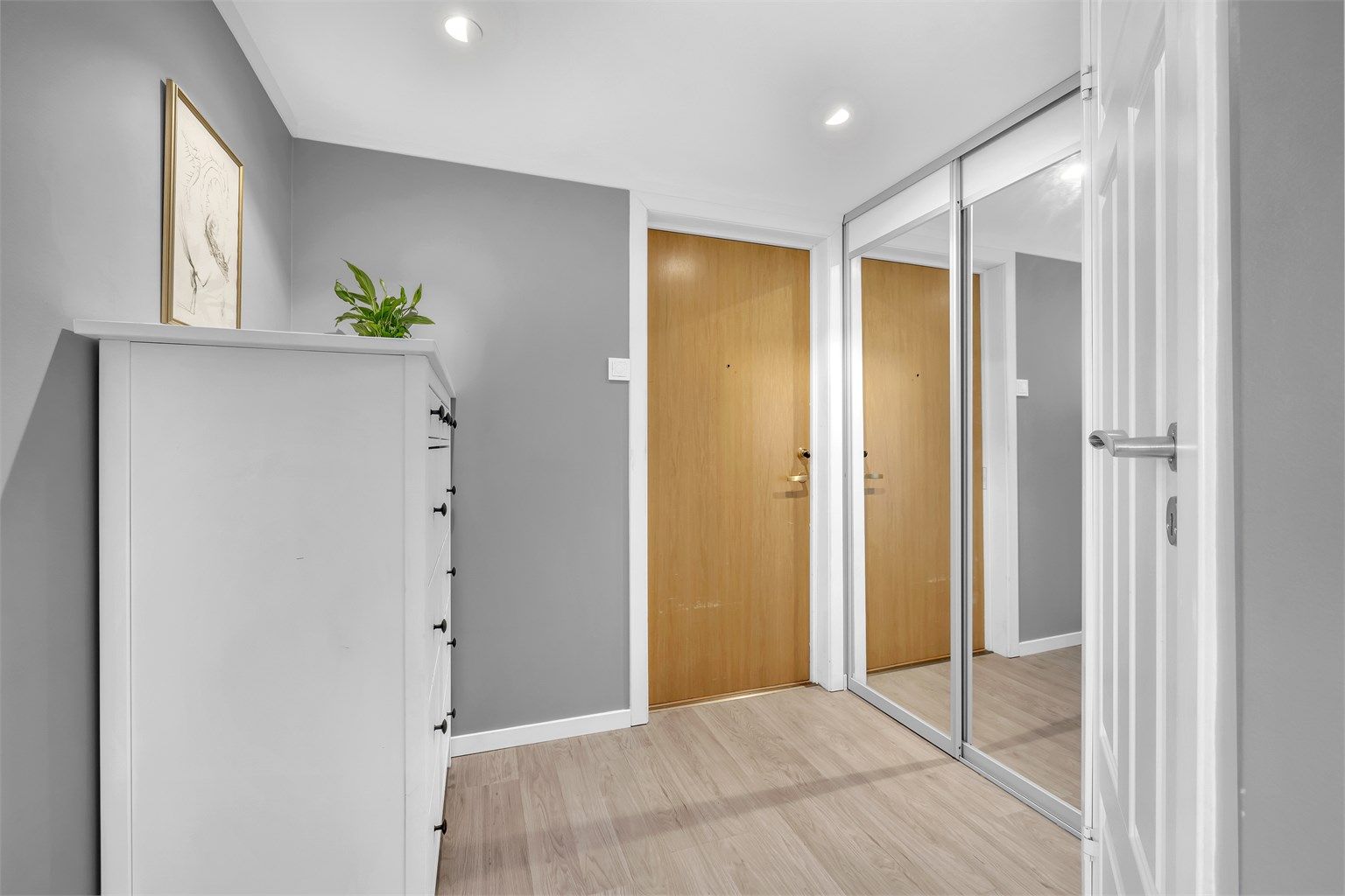 Boligen har en lys entré med gode muligheter for oppbevaring av sko og ytterklær. Praktisk skyvedørsgarderobe medfølger.