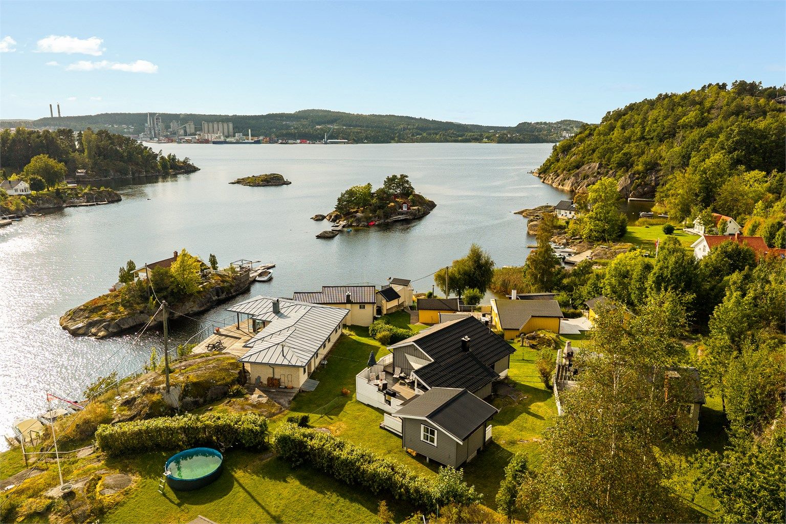 Hytta ligger fint til med kort avstand til sjøen.