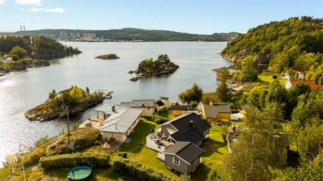 Hytta ligger fint til med kort avstand til sjøen.