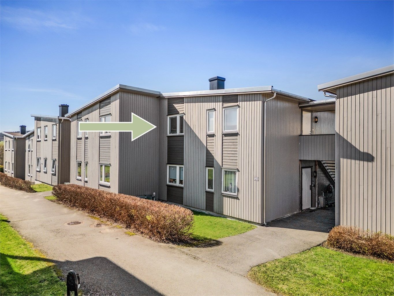 Adkomst til leiligheten i andre etasje skjer via en felles utvendig trapp.