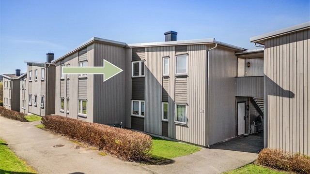 Adkomst til leiligheten i andre etasje skjer via en felles utvendig trapp.