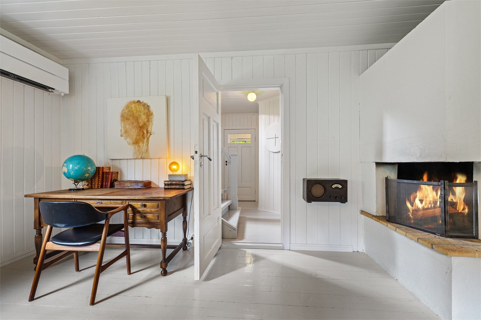 I stua er det plass til et eget arbeidshjørne, perfekt om du ønsker å ha hjemmekontor på hytta.